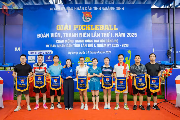 Ban tổ chức tặng cờ lưu niệm cho các đoàn tham gia giải.