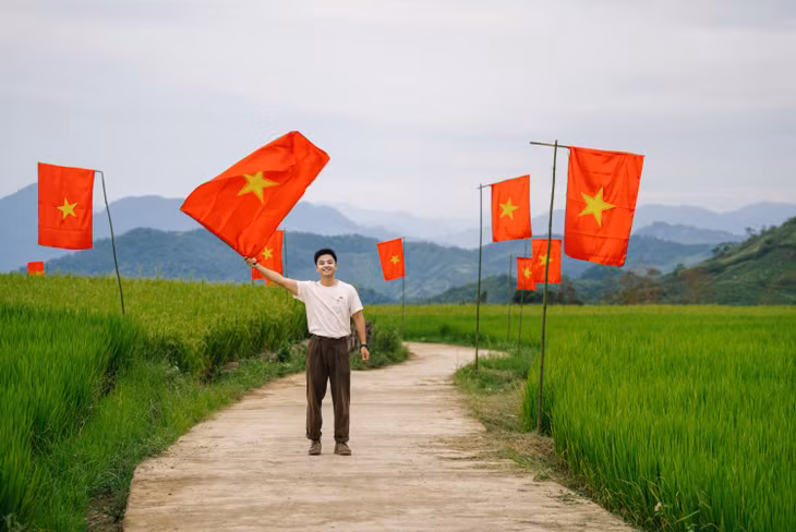 Quang Kiên, một người trẻ làm du lịch ở Mộc Châu chia sẻ: Lúa ở bản Suối Lìn đang trổ bông chỉ khoảng một tháng nữa là chín. Ruộng bậc thang ở đây đang vào độ đẹp nhất khi phủ màu xanh mướt rất thuận lợi để chụp một bộ ảnh nổi bật.