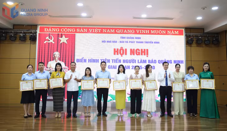 Đồng chí Nguyễn Thế Lãm, Giám đốc, Tổng Biên tập Báo và Phát thanh, Truyền hình Quảng Ninh, Chủ tịch Hội Nhà báo tỉnh tặng Giấy khen cho các cá nhân tiêu biểu có thành tích xuất sắc trong công tác và phong trào thi đua yêu nước điển hình tiên tiến 5 năm giai đoạn 2020 -2025.