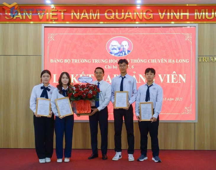 Nguyễn Ngọc Phương Ngân (thứ 2, trái sang) trong ngày kết nạp Đảng tại Đảng bộ trường THPT Chuyên Hạ Long.