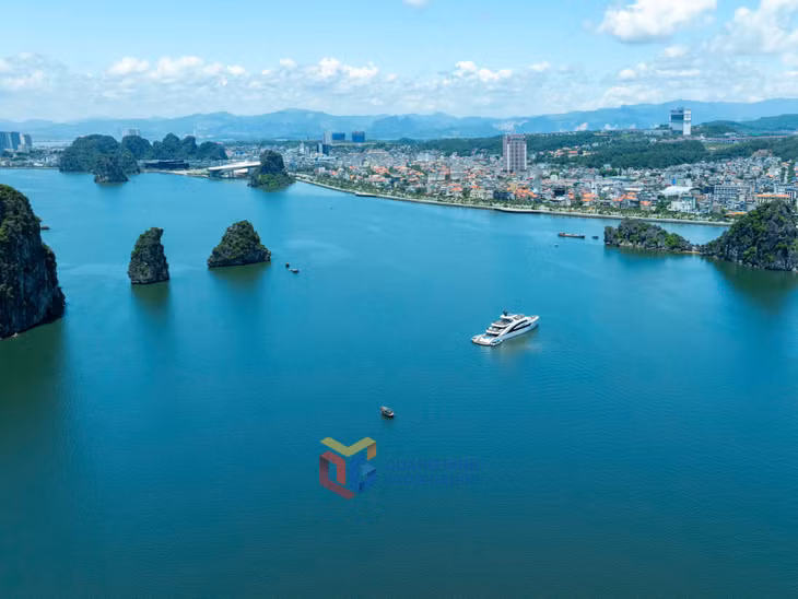 Đảo đá hiện lên trầm mặc giữa làn nước xanh thăm thẳm, phẳng lặng như gương.