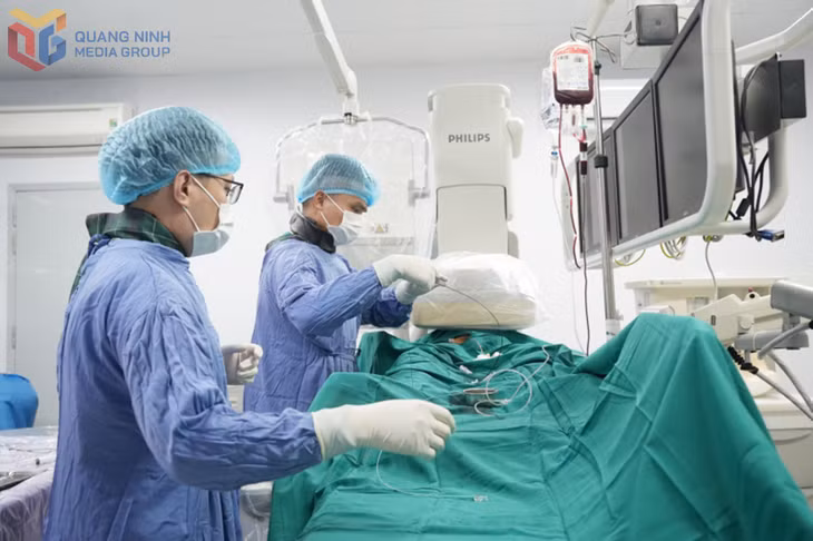 Ê kíp can thiệp của Bệnh viện Bãi Cháy thực hiện nút mạch cấp cứu u gan vỡ cho người bệnh.