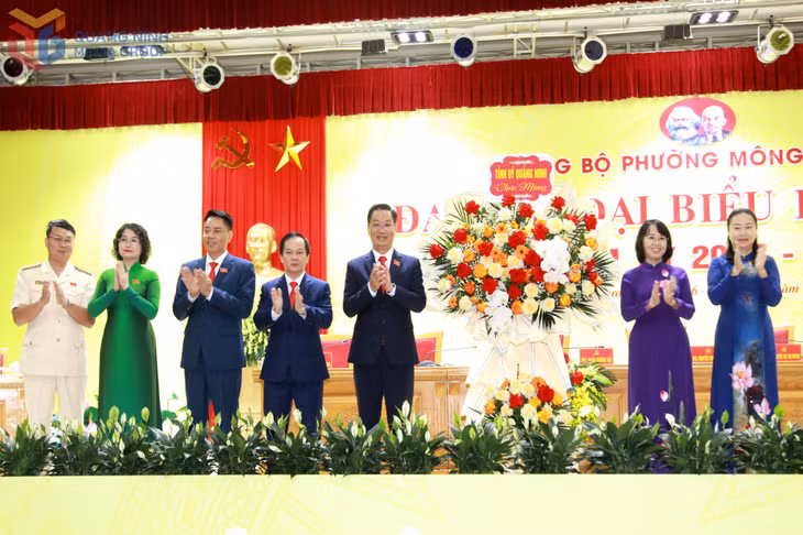 Các đồng chí lãnh đạo tỉnh tặng hoa chúc mừng Đại hội.
