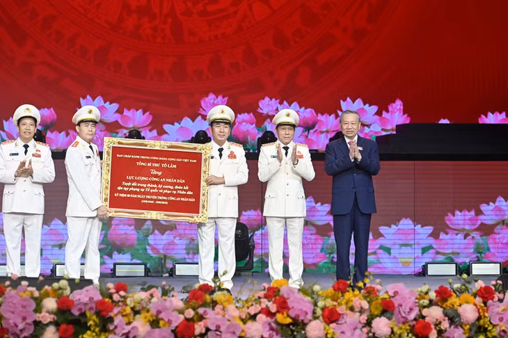 Tổng Bí thư Tô Lâm trao trao bức trướng tặng Công an nhân dân Việt Nam. (Ảnh ĐĂNG KHOA)