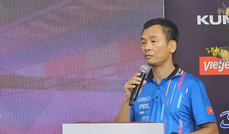 Lãnh đạo Hiệp hội Ô tô thể thao Việt Nam phát biểu tại lễ khai mạc giải.