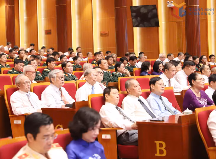 Đông đảo đại biểu dự buổi lễ.