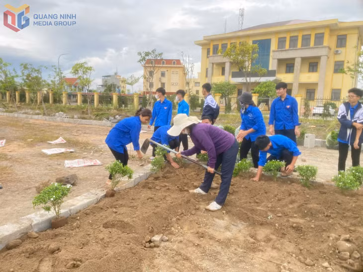 Giáo viên và học sinh Trường THCS Thống Nhất cải tạo vườn hoa của nhà trường.