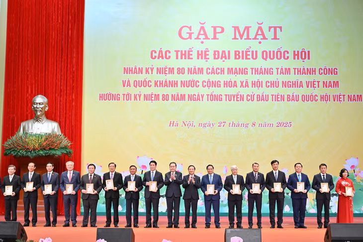 Chủ tịch Quốc hội Trần Thanh Mẫn trao Kỷ niệm chương "Vì sự nghiệp Quốc hội Việt Nam" tặng các đồng chí lãnh đạo Đảng, Nhà nước là đại biểu Quốc hội.