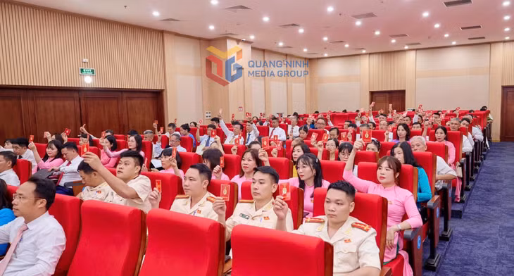 Đại biểu biểu quyết thông qua Nghị quyết Đại hội đại biểu Đảng bộ phường lần thứ I, nhiệm kỳ 2025 - 2030.