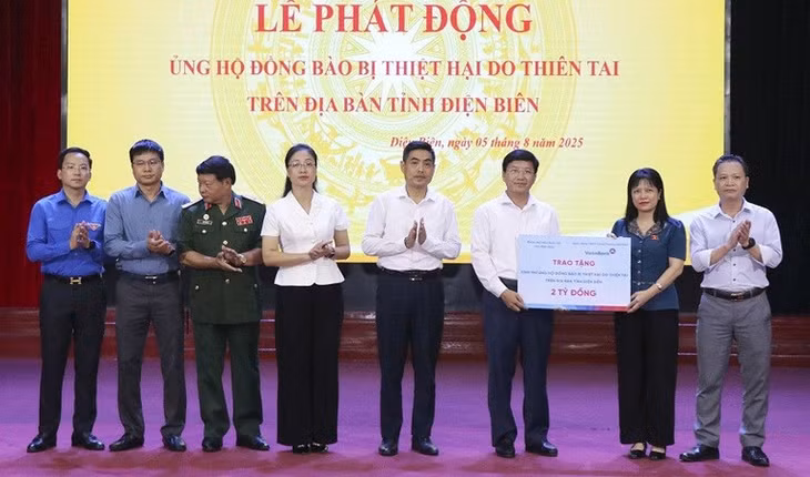 Đại biểu Quốc hội Tạ Thị Yên trao 2 tỷ đồng hỗ trợ đồng bào vùng lũ.