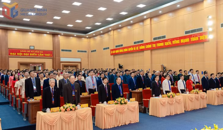 Các đại biểu thực hiện nghi thức chào cờ.
