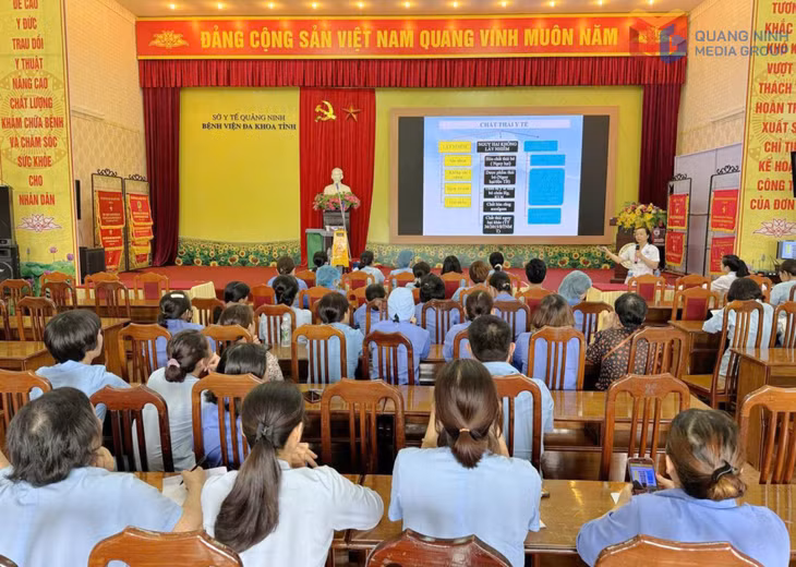 Bệnh viện Đa khoa tỉnh Quảng Ninh tập huấn kiểm soát nhiễm khuẩn hàng năm cho đội ngũ nhân viên vệ sinh.
