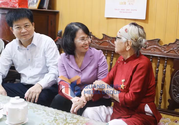 Đồng chí Trịnh Thị Minh Thanh, Phó Bí thư Thường trực Tỉnh ủy, Chủ tịch HĐND tỉnh, thăm hỏi, động viên Mẹ Việt Nam Anh hùng Nguyễn Thị Phưởng (8-2025). Ảnh: Nguyễn Thanh