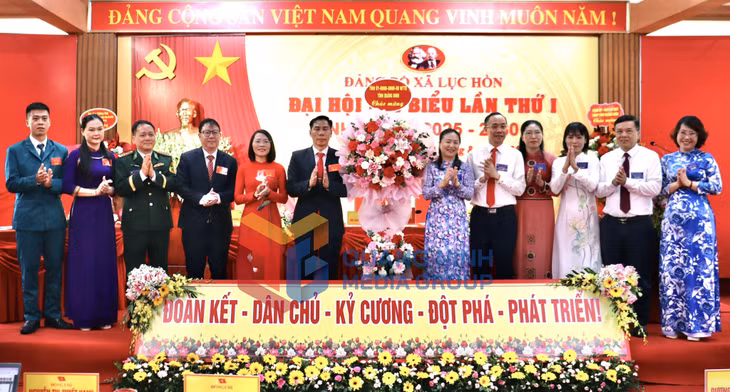 Đồng chí Vi Ngọc Bích, Ủy viên Ban Thường vụ Tỉnh uỷ, Phó Chủ tịch Thường trực HĐND tỉnh, tặng hoa chúc mừng đại hội (8-2025). Ảnh: Hoàng Quỳnh