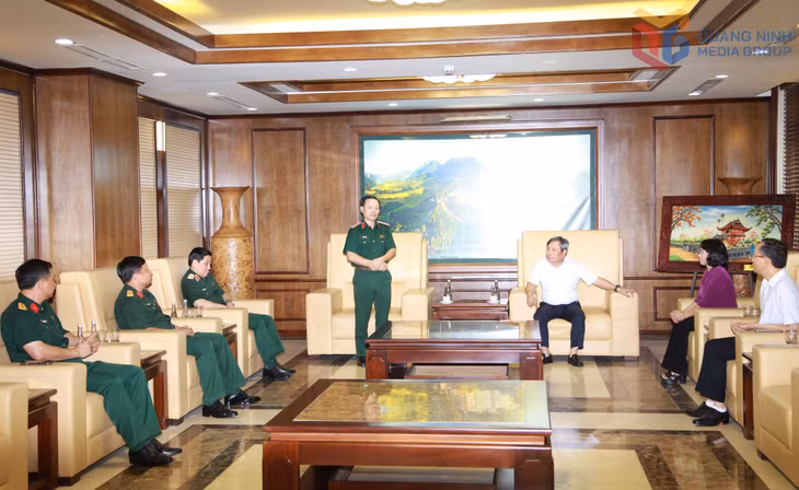 Thiếu tướng Lương Văn Kiểm, Tư lệnh Quân khu 3, phát biểu tại buổi tiếp.