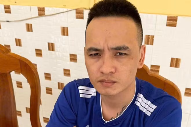 Đối tượng Lê Minh Dũng cầm đầu băng nhóm giả danh cán bộ tư pháp lừa đảo, lẩn trốn tại Campuchia bị Công an Nghệ An bắt giữ. Ảnh: Ngọc Anh