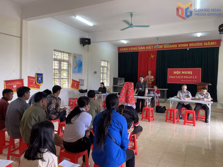 Hội nghị trợ giúp pháp lý cho đồng bào DTTS thôn Sông Moóc, xã Đồng Văn, huyện Bình Liêu (nay là xã Hoành Mô) vào cuối năm 2024. Ảnh: Nguyên Ngọc.