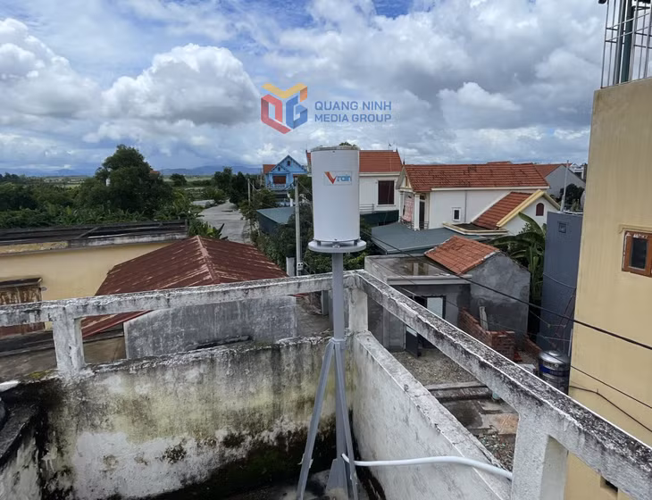 Thiết bị đo mưa tự động được Chi cục Thuỷ lợi, Sở NN&amp;MT lắp đặt tại phường Quảng Yên.