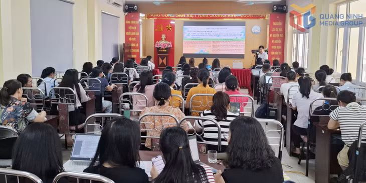 BHXH tỉnh phối hợp với Sở GD & ĐT tổ chức tuyên truyền, phổ biến và đối thoại về Luật BHXH số 41/2024/QH15 cho giáo viên đang giảng dạy môn Kinh tế - Pháp luật tại các trường THPT trên địa bàn toàn tỉnh, tháng 8/2025. 