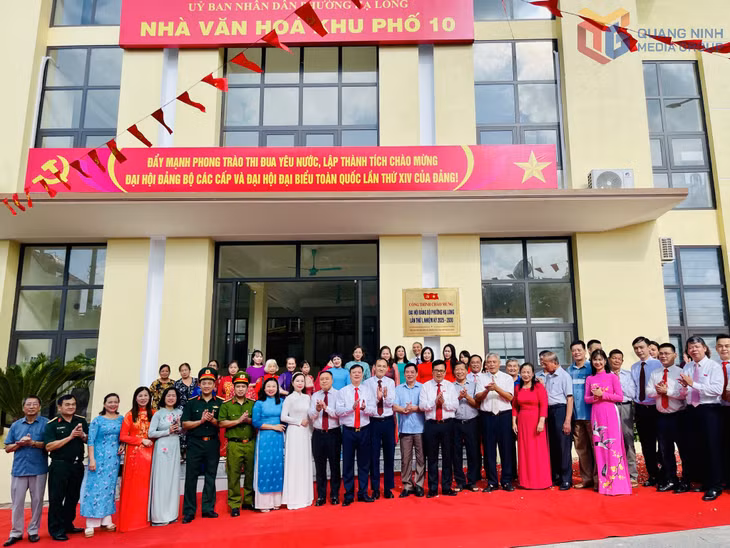 Các đồng chí lãnh đạo Đảng ủy, HĐND, UBND, Ủy ban MTTQ và các đại biểu dự lễ gắn biển công trình Nhà văn hóa khu phố 10.