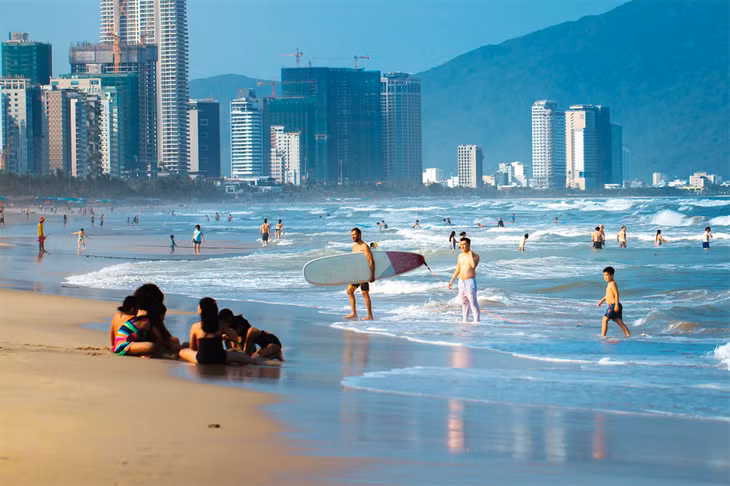 Tắm biển, chèo SUP trên bãi biển Đà Nẵng