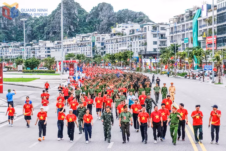 Lãnh đạo tỉnh Quảng Ninh hòa vào dòng người, tiến bước cùng người dân trong sự kiện.