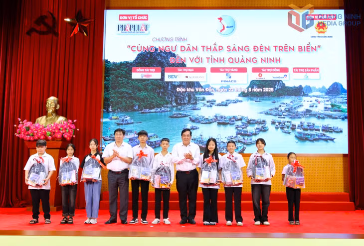 Ban tổ chức tặng quà và trao học bổng cho con em ngư dân có hoàn cảnh khó khăn.