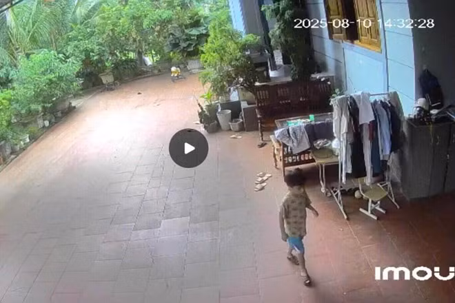 Camera ghi lại thời điểm cháu L.Q.K rời khỏi nhà sau đấy mất tích. Ảnh: CA Mường Hung
