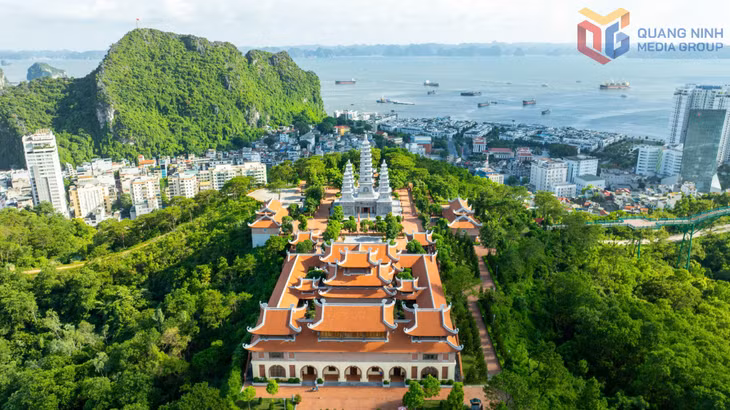 Một trong những công trình thu hút du khách khi đến với nơi đây - Bảo Hải Linh Thông Tự.
