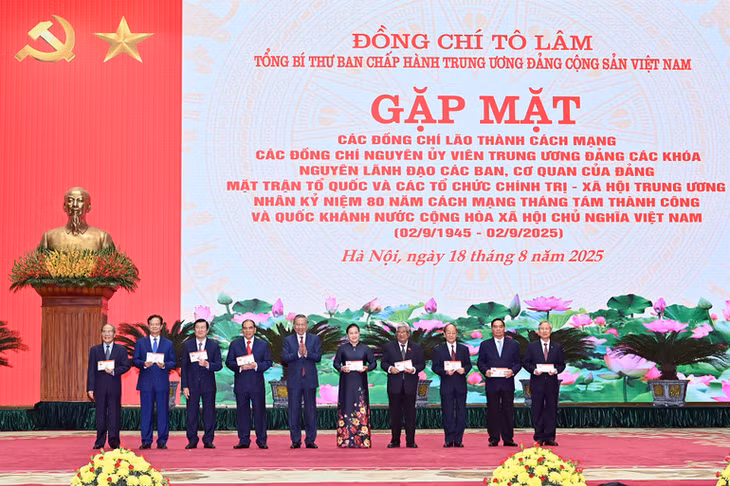 Tổng Bí thư Tô Lâm trao thẻ đảng viên (mẫu mới) cho các đồng chí nguyên lãnh đạo Đảng, Nhà nước. (Ảnh: ĐĂNG KHOA)