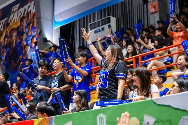 Người hâm mộ phấn khích trước pha 3 điểm của Hanoi Buffaloes. (Ảnh: VBA)