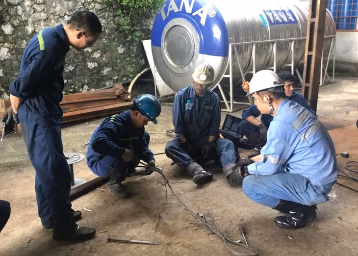 Công nhân Công ty Than Thống Nhất được chuyên gia Nhật Bản hướng dẫn công nghệ nối cáp thép, chầu cáp cẩu. Ảnh: Đơn vị cung cấp.