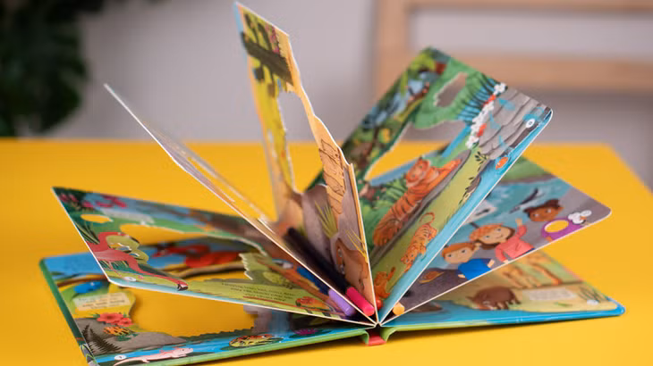 Bộ sách xuyên thấu “Xuyên thấu - Vũ trụ &amp; Sở thú”. (Ảnh: Đinh Tị Books)