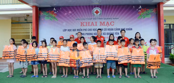 Hội CTĐ tỉnh và Hội CTĐ TX Quảng Yên trao tặng áo phao bơi cho học sinh khó khăn tại lớp học bơi miễn phí tại phường Phong Hải, TX QY cũ tháng 6-2025.