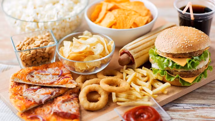 Tiêu thụ thường xuyên đồ ăn nhanh khiến làn da trở nên xỉn màu, nhăn nheo và kém sức sống.