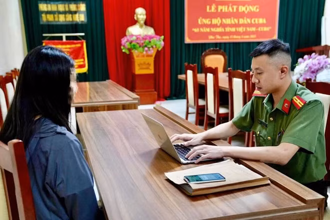 Em L đã được Công an giải cứu thành công. Ảnh: Công an cung cấp.