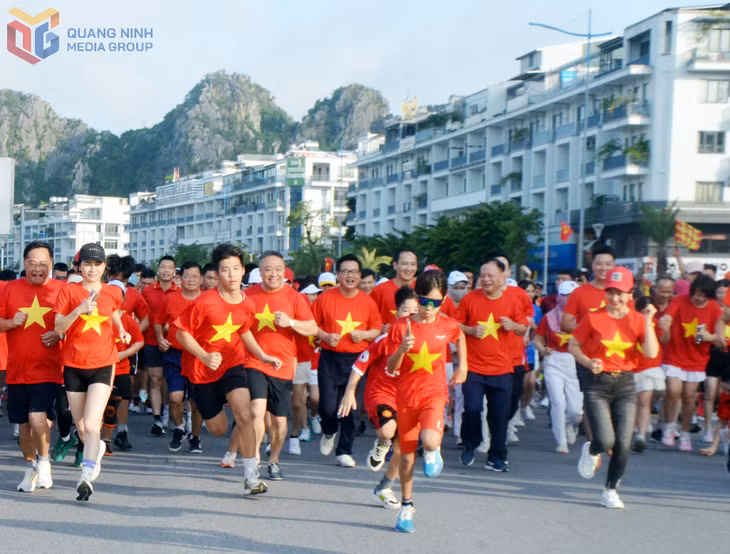Sau lễ khai mạc, hàng nghìn người đã chính thức sải bước chinh phục cung đường chạy tuyệt đẹp, đường bao biển Trần Quốc Nghiễn.