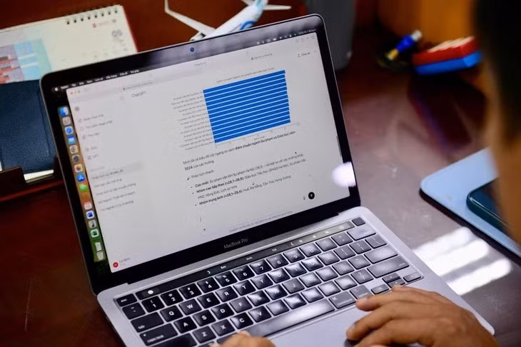 Một người dùng sử dụng ChatGPT - Ảnh: QUANG ĐỊNH