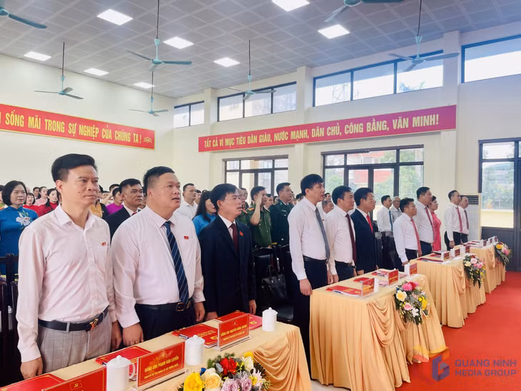 Đại biểu chào cờ khai mạc Đại hội.
