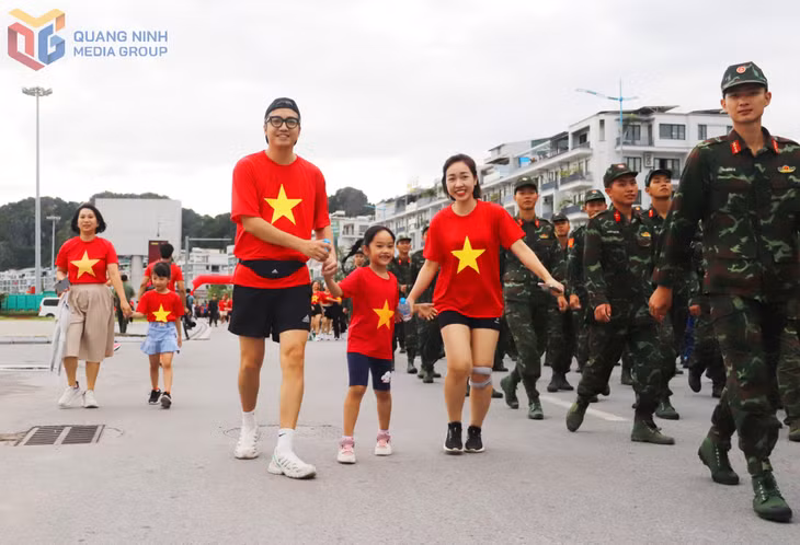 Cả gia đình cùng đi bộ...