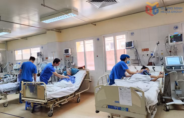 Bác sĩ Khoa Hồi sức tích cực nội (Bệnh viện Việt Nam - Thụy Điển Uông Bí) điều trị cho người bệnh. Ảnh: Nguyễn Hoa