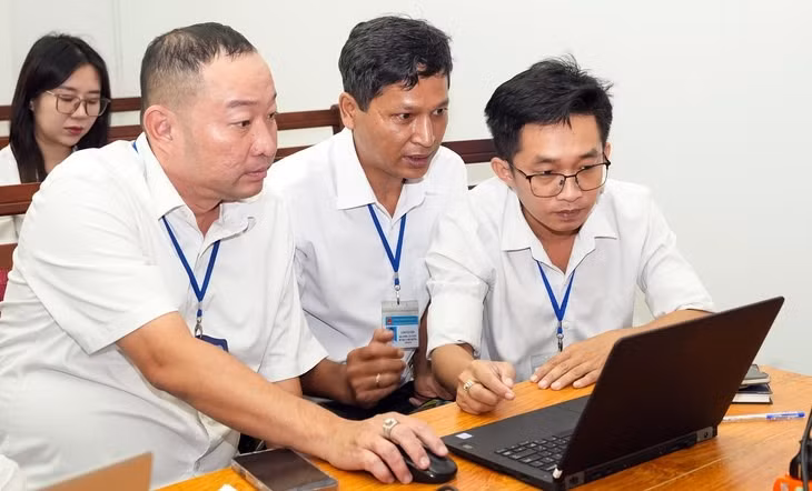 Cán bộ, công chức phường Bến Thành mới (TP.HCM) - Ảnh: HỮU HẠNH