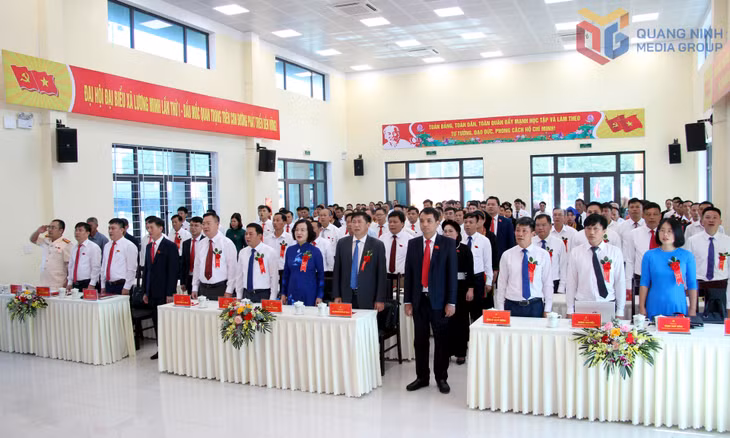 Các đại biểu thực hiện nghi thức chào cờ.