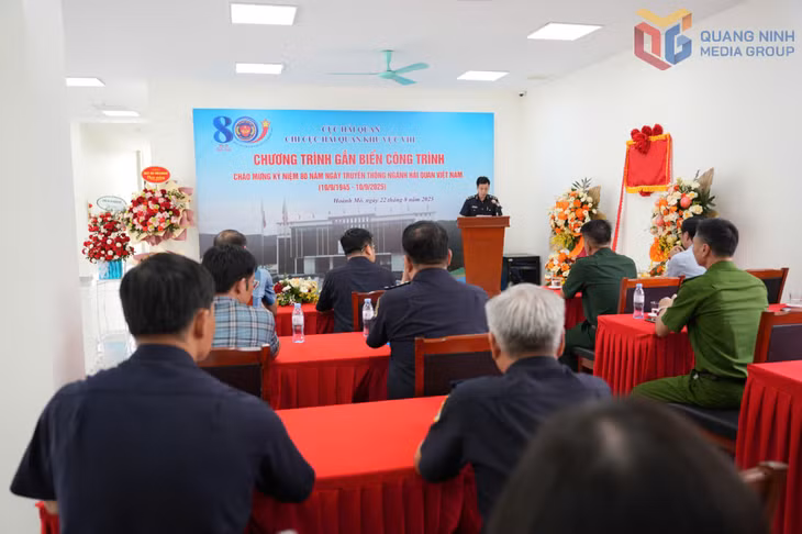 Quang cảnh chương trình gắn biển công trình Trụ sở Hải quan cửa khẩu Hoành Mô.