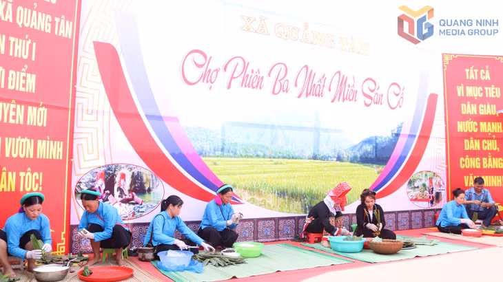 Phần thi gói bánh coóc mò.