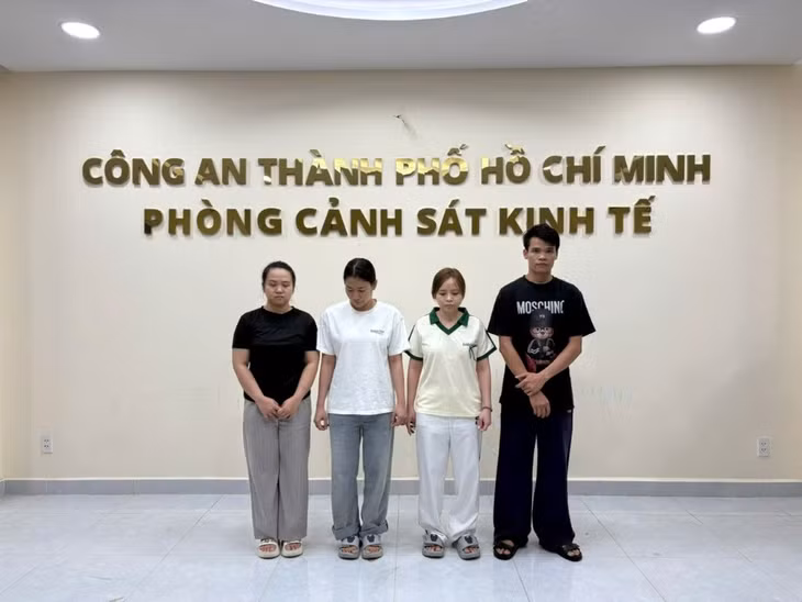 Các bị can bị khởi tố trong vụ án buôn bán khí cười trá hình tại Cloud 9. Ảnh: Công an