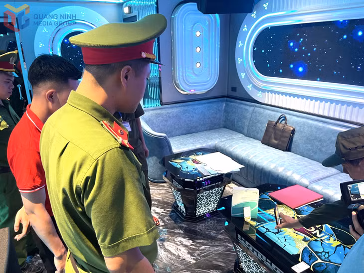 Công an phường Hồng Gai kiểm tra ma túy tại 1 cơ sỏ kinh doanh có điều kiện trên địa bàn.