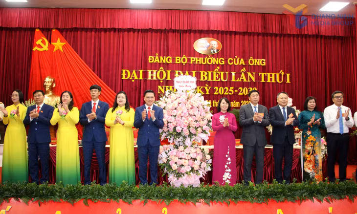 Đồng chí Trịnh Thị Minh Thanh, Phó Bí thư Thường trực Tỉnh ủy, Chủ tịch HĐND tỉnh, tặng hoa chúc mừng đại hội.