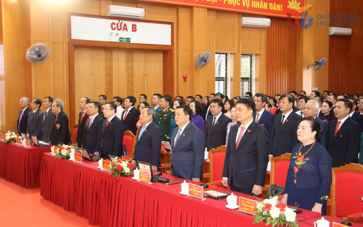 Các đại biểu thực hiện nghi thức chào cờ.