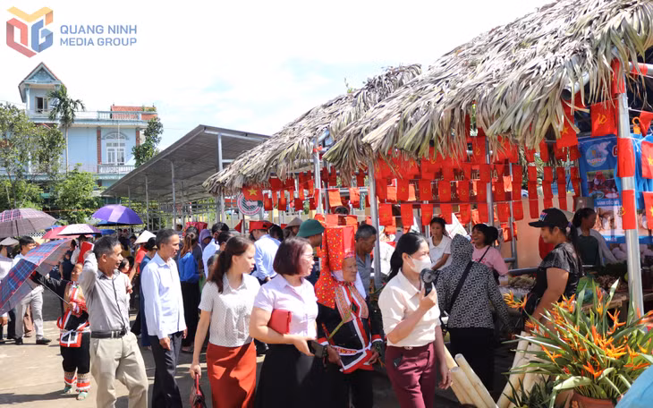 Chợ phiên thu hút đông đảo người dân đến tham quan, mua sắm